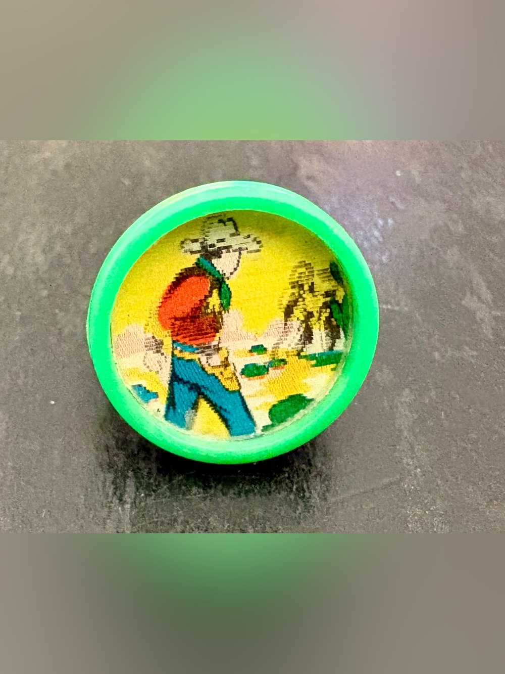 plastic 1960s dime store vending machine toy Flicker Ring- Cowboy gunfight Green
